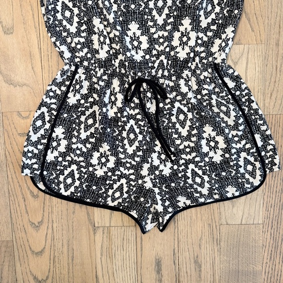 One Heart Clothing Los Angeles Women’s Geometric Design Short Romper Size Large - Picture 3 of 9